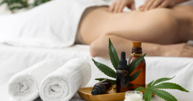 Friskvårdsmassage, massageolja och handdukar i behandlingsmiljö för återhämtning