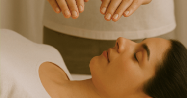 Reiki energibehandling, händer ovanför kroppen för inre ro och återhämtning